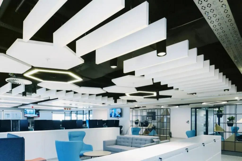 Горизонтальные и вертикальные панели baffle в кафе